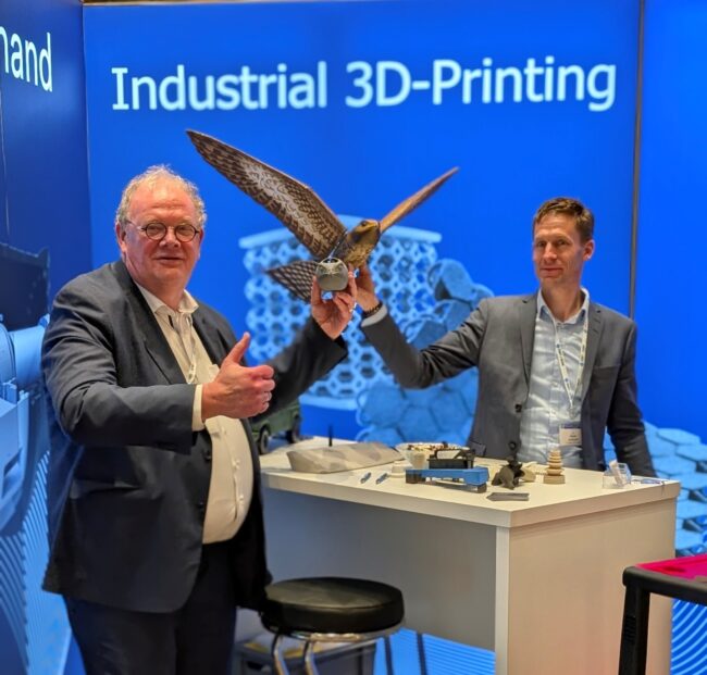 AdditiveManufacturing, Launhardt, PartsOnDemand, 3DPrinting, AM for Defence das ist nicht der Filamentdrucker daheim, sondern hier geht es um - hochwertige mechanische Eigenschaften - Immer gleichbleibende Qualität - Wirtschaftliche Fertigung für Stückzahlen bis zu 500.000 St. - Qualitätssicherung - und Nachverfolgbarkeit Diese Dinge sind für den normalen technischen Einsatz wichtig, aber mindestens ebenso wichtig für den Einsatz in Rüstungsanwendungen. Aus diesem Grund sind die Partnerfirmen Launhardt und Parts on Demand Teil des diesjährigen European Military Additive Manufacturing Symposium's in Bonn. Die Anwendungen für additiv gefertigte Bauteile in der Rüstungsindustrie sind vielfältig, beginnend bei leichten und hochfesten Drohnengehäusen, über weichelastische Gitterstrukturen für Dämpfungselemente, bis hin zu neuartigen hochabsorbierenden Armorbauteilen. Wir unterstützen den Aufbau einer gemeinschaftlichen europäischen Unabhängigkeit und Stärke