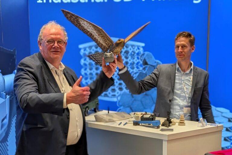 AdditiveManufacturing, Launhardt, PartsOnDemand, 3DPrinting, AM for Defence das ist nicht der Filamentdrucker daheim, sondern hier geht es um - hochwertige mechanische Eigenschaften - Immer gleichbleibende Qualität - Wirtschaftliche Fertigung für Stückzahlen bis zu 500.000 St. - Qualitätssicherung - und Nachverfolgbarkeit Diese Dinge sind für den normalen technischen Einsatz wichtig, aber mindestens ebenso wichtig für den Einsatz in Rüstungsanwendungen. Aus diesem Grund sind die Partnerfirmen Launhardt und Parts on Demand Teil des diesjährigen European Military Additive Manufacturing Symposium's in Bonn. Die Anwendungen für additiv gefertigte Bauteile in der Rüstungsindustrie sind vielfältig, beginnend bei leichten und hochfesten Drohnengehäusen, über weichelastische Gitterstrukturen für Dämpfungselemente, bis hin zu neuartigen hochabsorbierenden Armorbauteilen. Wir unterstützen den Aufbau einer gemeinschaftlichen europäischen Unabhängigkeit und Stärke