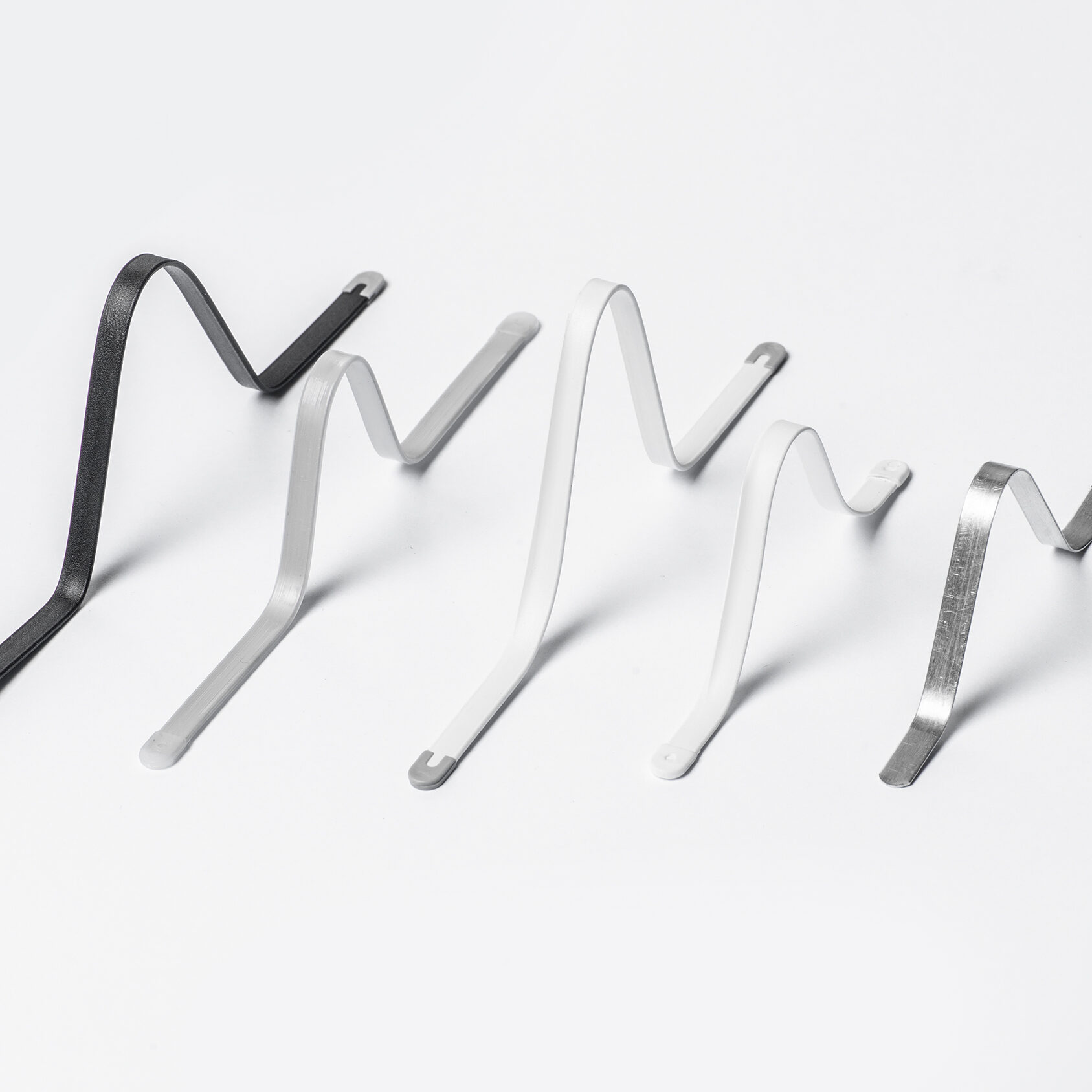 Nasenbügel für Mundschutzmasken aus kunststoffummanteltem Flachdraht Flexible Nasenbügel für textile Mund-Nasenmasken Kunststoffummantelte Nasenbügel mit Schutzkappen